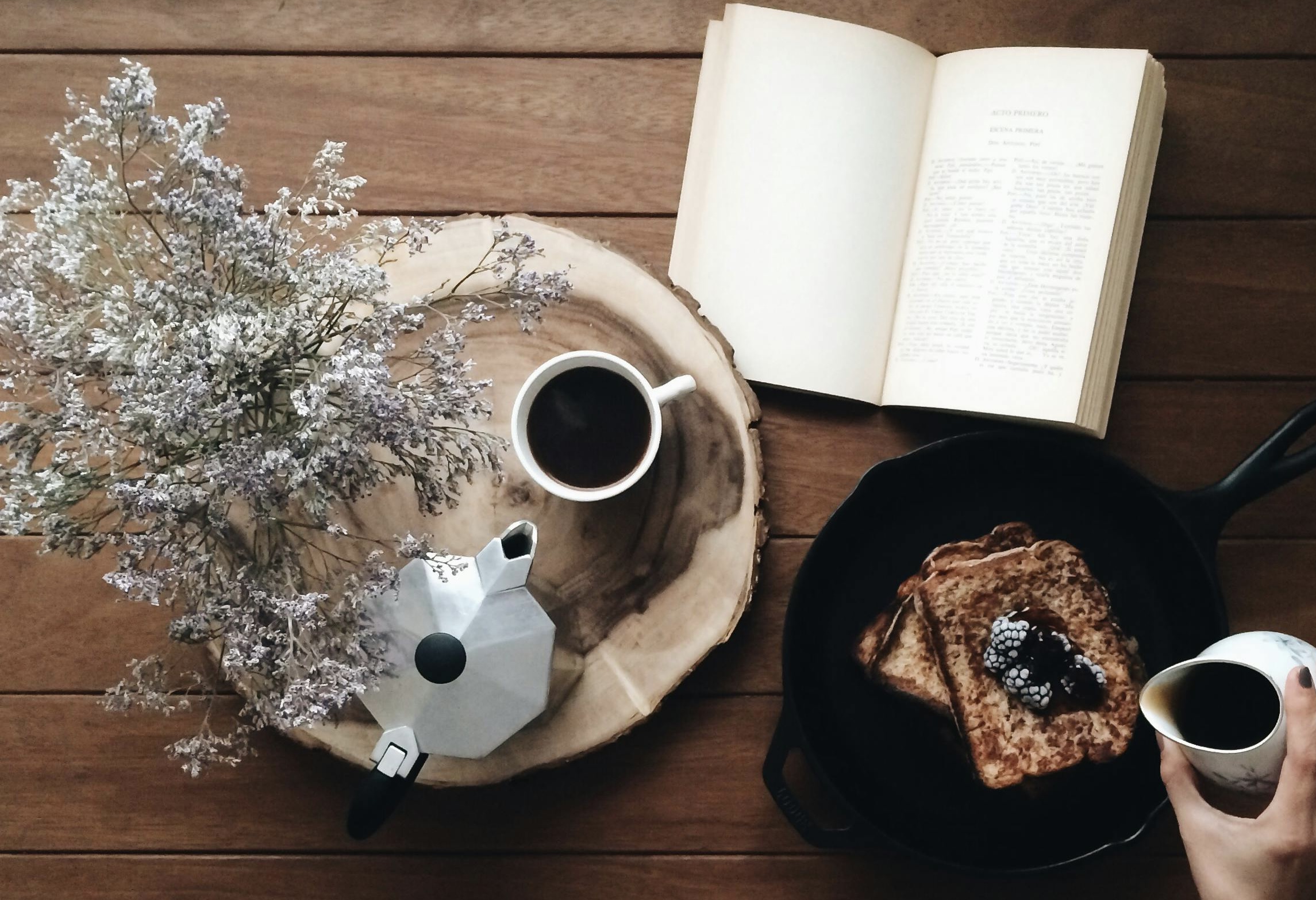 mano caffè donna benessere mattino